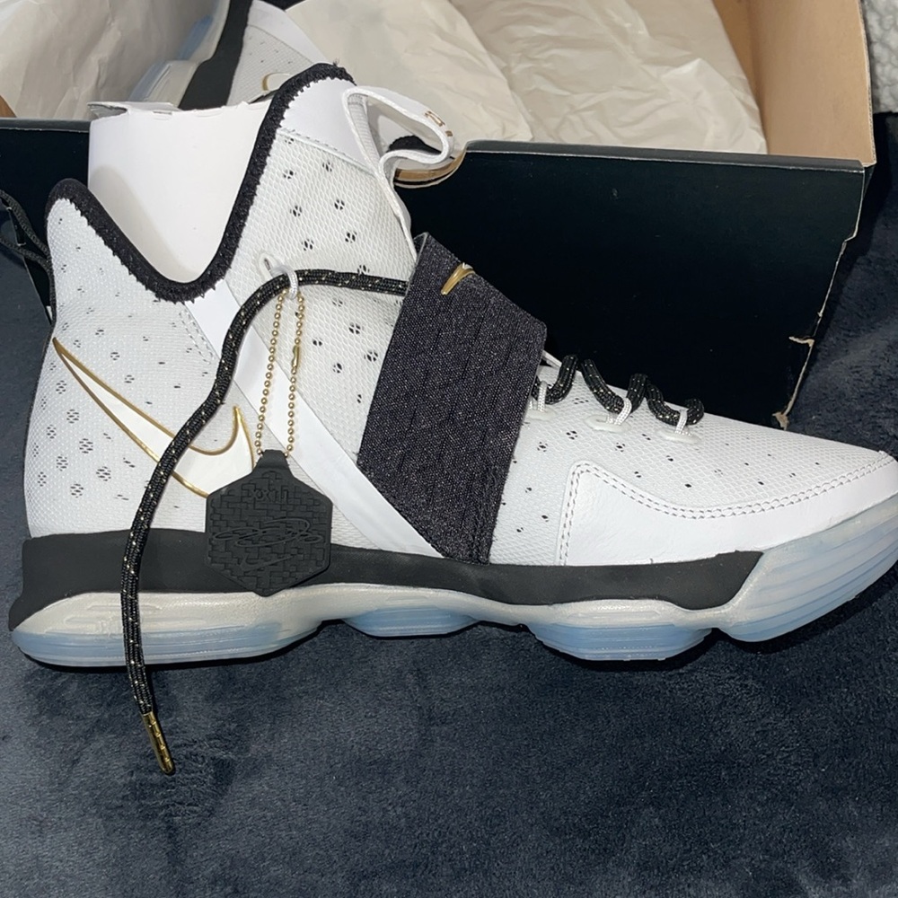 Lebron XIV BHM Brand New
never worn
Size 9.5 - Picture 3 of 5